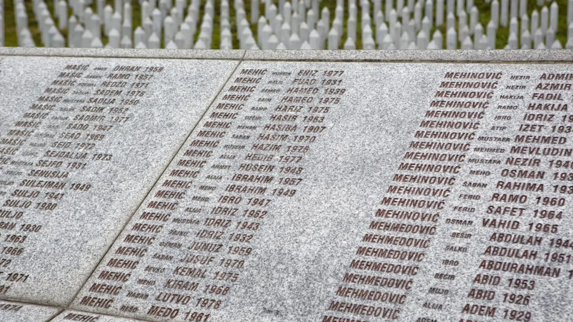 Nombres de alguna de las víctimas en el Monumento de Genocidio en Potocari, cerca de Srebrenica, Bosnia