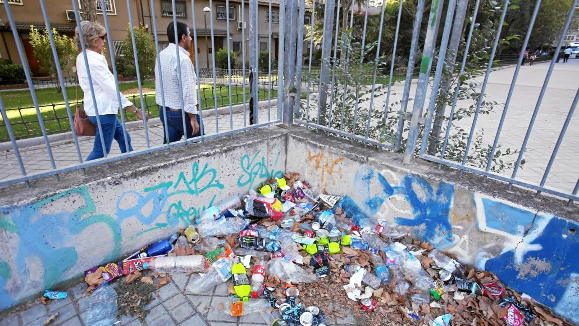 Todas las asociaciones de vecinos consultadas consideran que la limpieza es insuficiente, aunque muchos también apuntan a la «falta de civismo» de la gente