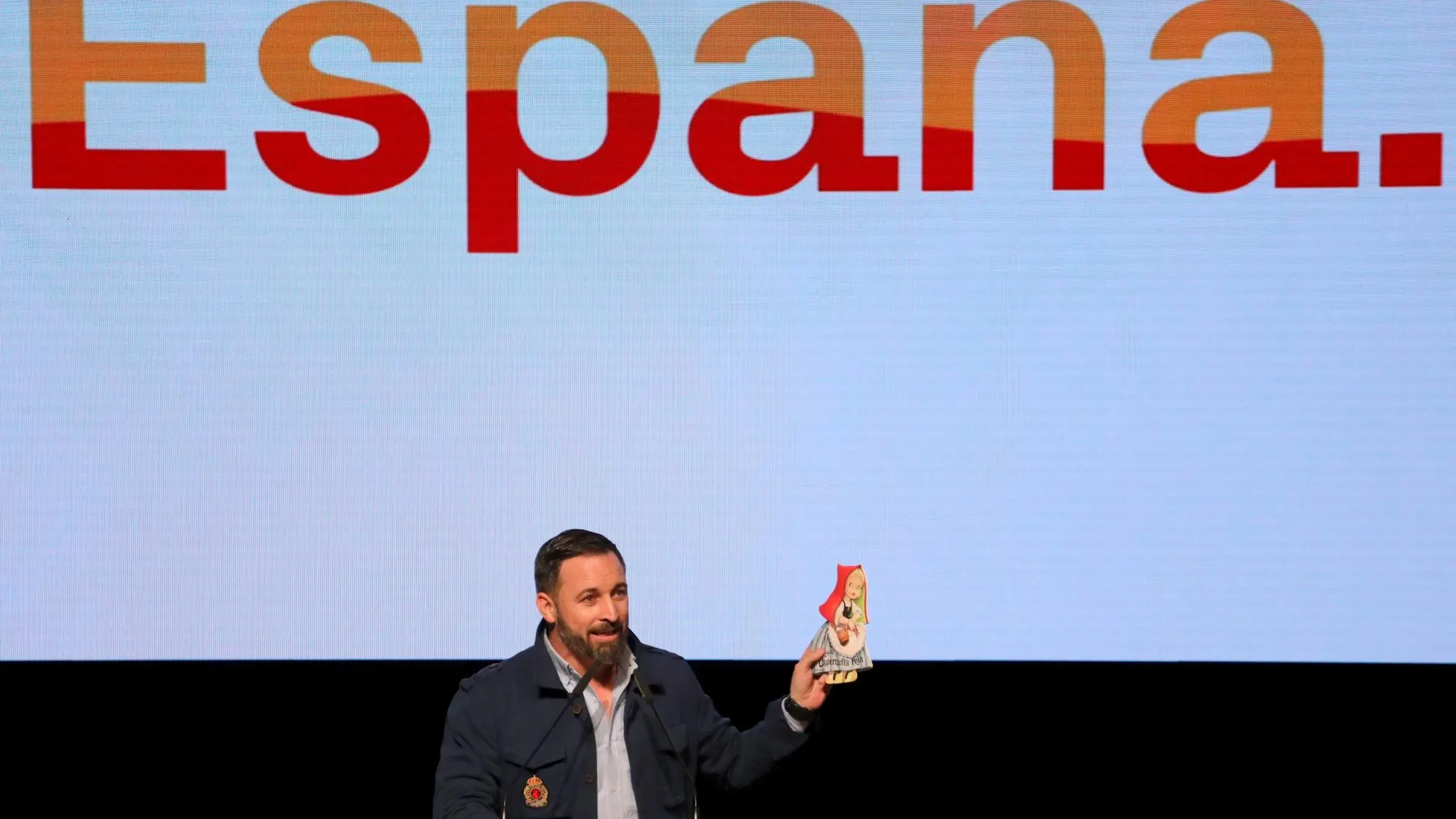 Santiago Abascal con un cuento de Caperucita Roja en Toledo