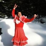 Arturo Vals con traje de flamenca y en la nieve, así es su publicación más divertida
