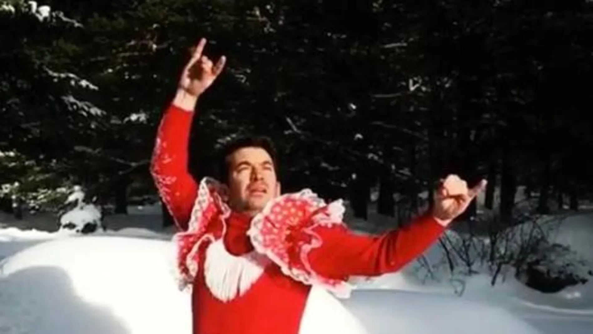 Arturo Vals con traje de flamenca y en la nieve, así es su publicación más divertida