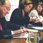 Firma del histórico acuerdo entre la alcaldesa Colau y la junta constructora