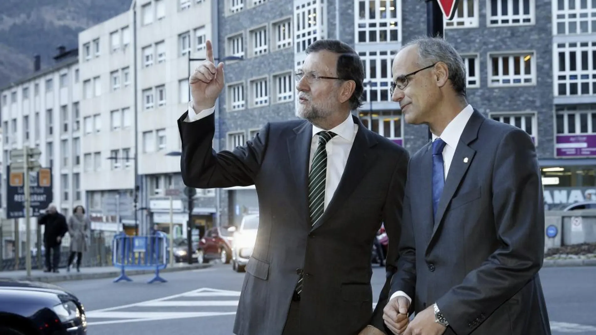 El jefe del Gobierno de Andorra, Antoni Martí, y el presidente del Gobierno español, Mariano Rajoy, durante la primera visita oficial de un jefe del Ejecutivo español al Principado.