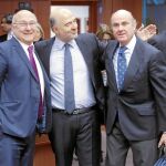 Los ministros Sapin (Francia) y Guindos (España) con el comisario europeo de Asuntos Económicos, Pierre Moscovici