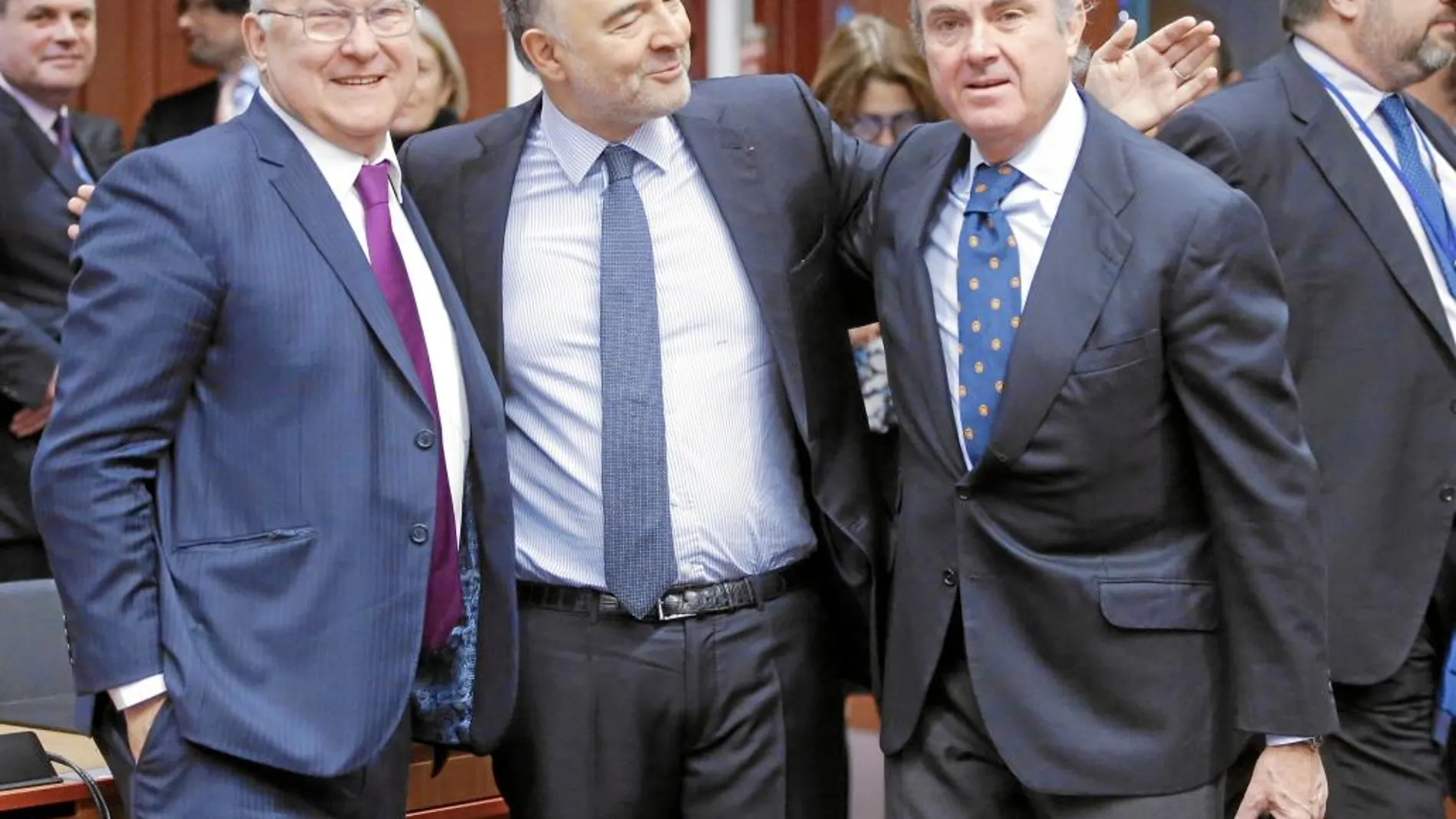 Los ministros Sapin (Francia) y Guindos (España) con el comisario europeo de Asuntos Económicos, Pierre Moscovici
