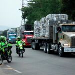 La policía escolta varios camiones con ayuda humanitaria en Colombia en direccióna la frontera venezolana/Reuters