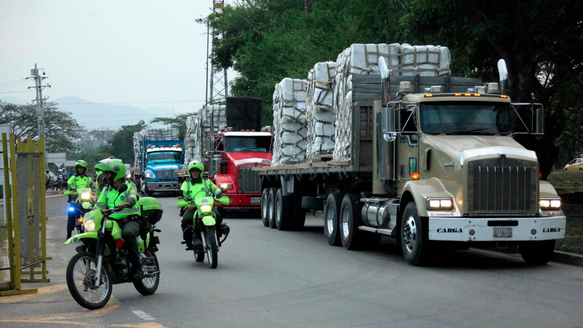 La policía escolta varios camiones con ayuda humanitaria en Colombia en direccióna la frontera venezolana/Reuters