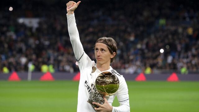 Modric ofrece el Balón de Oro a la afición del Bernabéu / Foto: Efe
