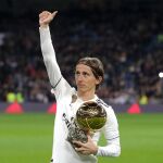 Modric ofrece el Balón de Oro a la afición del Bernabéu / Foto: Efe