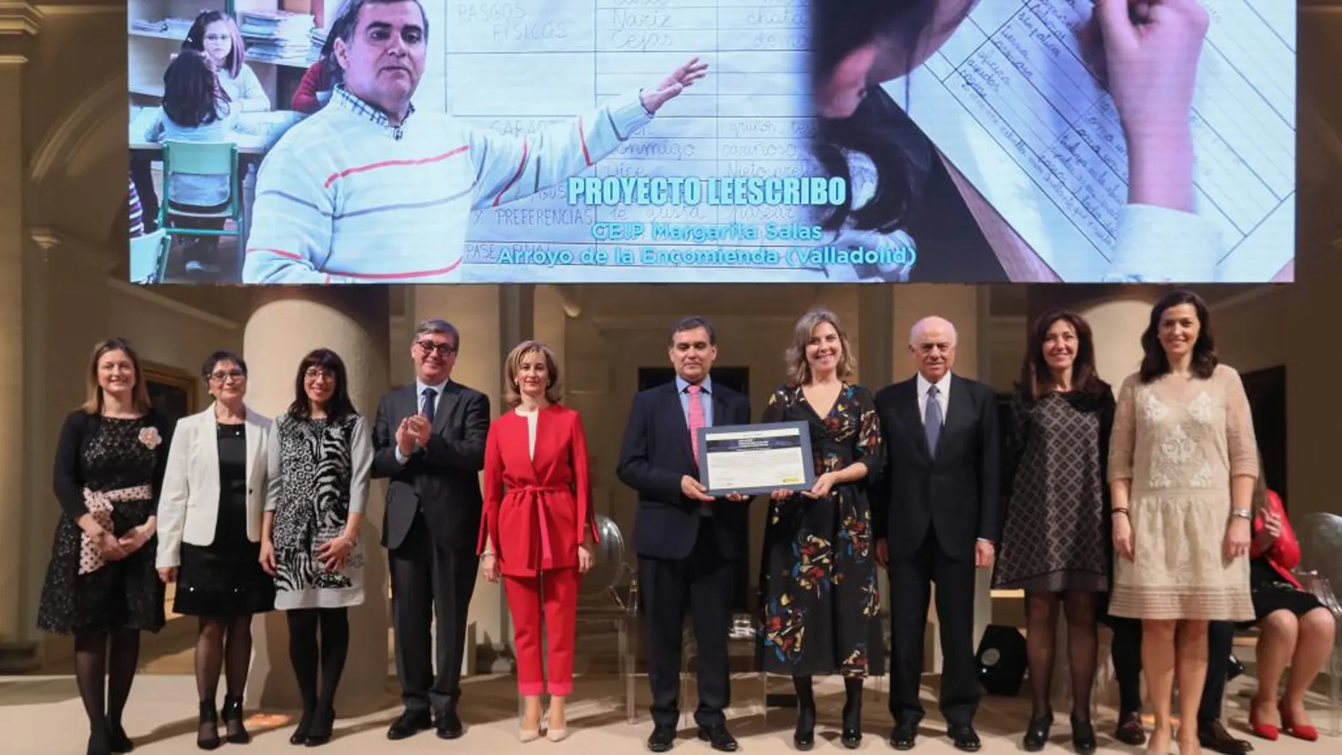 Los coordinadores del proyecto reciben el galardón durante un acto celebrado en Madrid