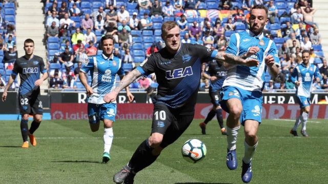 El espanyolista Sergi Darder y el delantero sueco del Deportivo Alavés, John Guidetti.