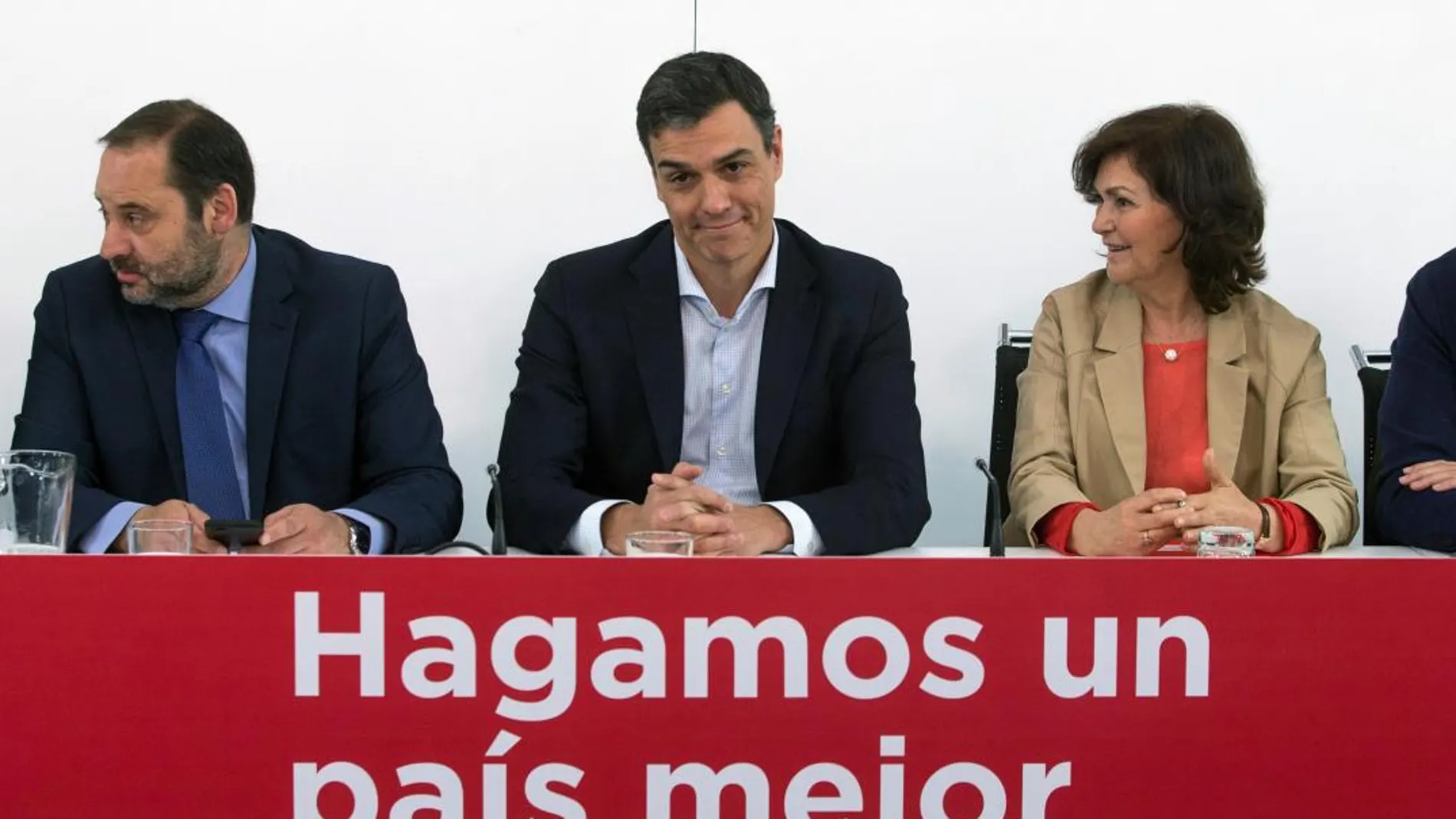 El secretario general del PSOE, Pedro Sánchez (c), acompañado por el secretario de Organización, José Luis Ábalos, y la secretaria de Igualdad, Carmen Calvo / Efe