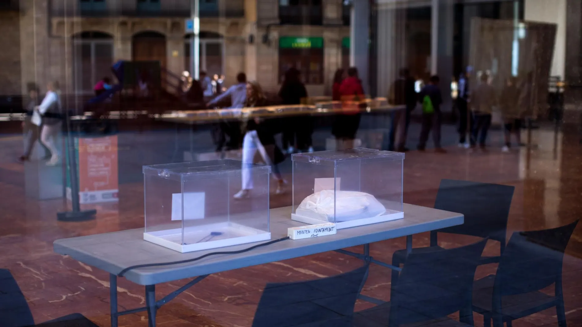 Varias mesas electorales preparadas en el centro de Barcelona
