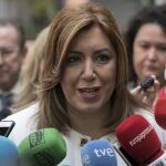 La presidenta de la Junta de Andalucía, Susana Díaz, atiende a los medios