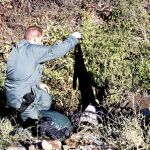 Un guardia civil sostiene una chaqueta, que fue descartada