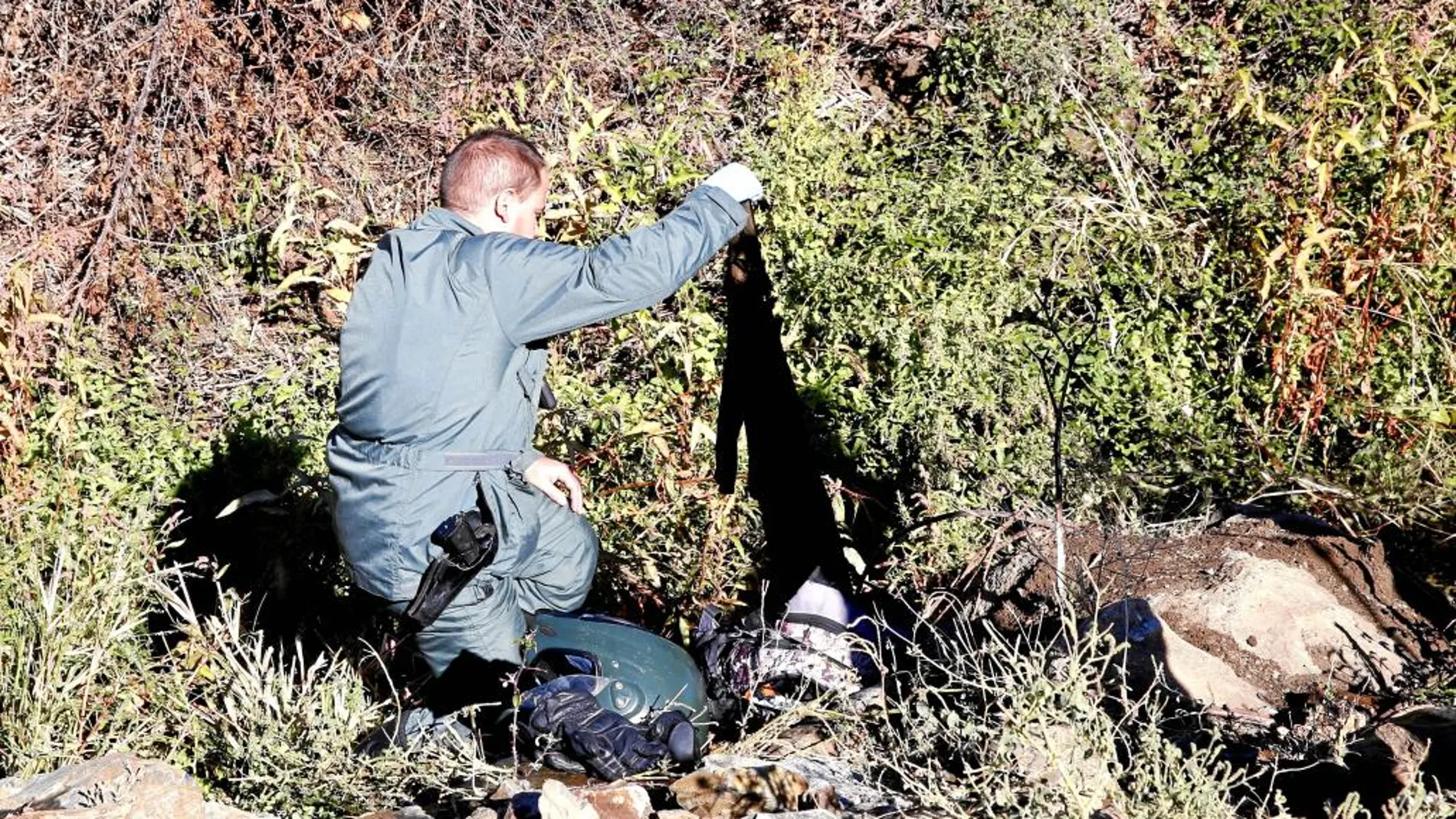 Un guardia civil sostiene una chaqueta, que fue descartada