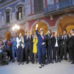 Varios diputados y consellers del Govern, junto a la alcaldesa de Barcelona, Ada Colau (2d) arropan a la presidenta del Parlament, Carme Forcadell (c).