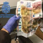 La banda falsificaba billetes de 10 y 20 euros, que distribuían en tiendas por el método de "goteo"