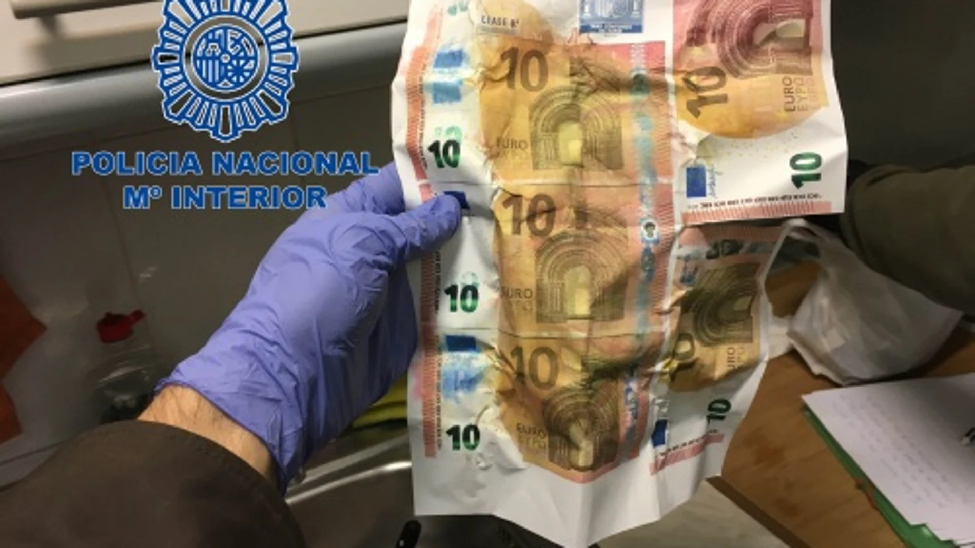 La banda falsificaba billetes de 10 y 20 euros, que distribuían en tiendas por el método de "goteo"