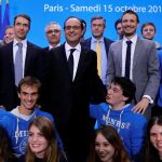 Francois Hollande posa con un grupo de estudiantes.