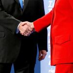 El candidato republicano, Donald Trump, y la demócrata Hillary Clinton se saludan al inicio del debate en la Universidad de Hofstra, en Nueva York