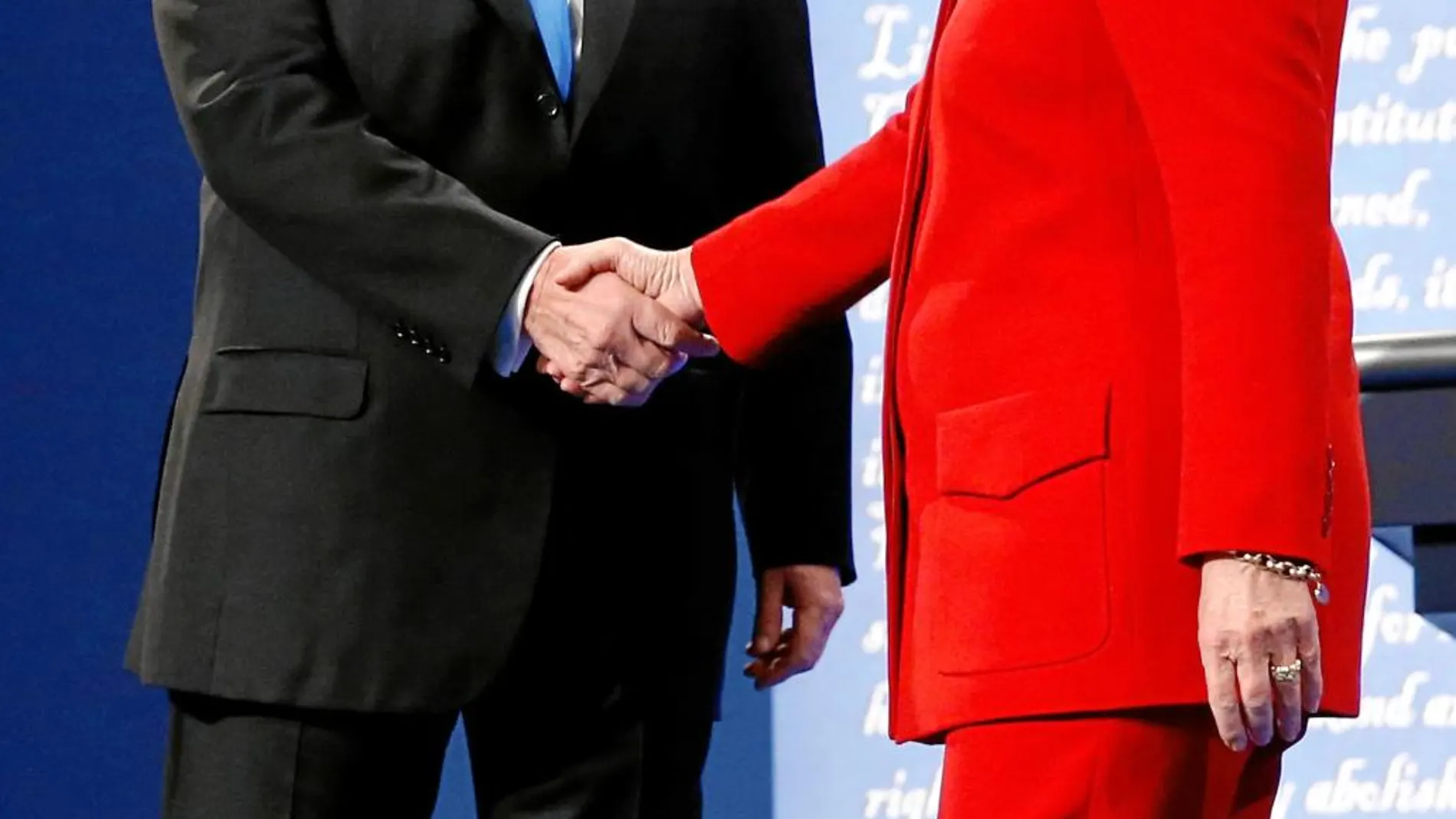 El candidato republicano, Donald Trump, y la demócrata Hillary Clinton se saludan al inicio del debate en la Universidad de Hofstra, en Nueva York