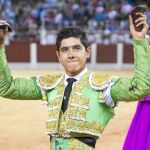 Luis David Adame dedicando sus triunfos al público de Pamplona