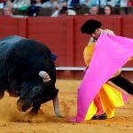 El diestro Emilio de Justo en la faena con el capote a su segundo toro, en la sexta corrida de abono de la Feria de Abril de Sevilla / Efe
