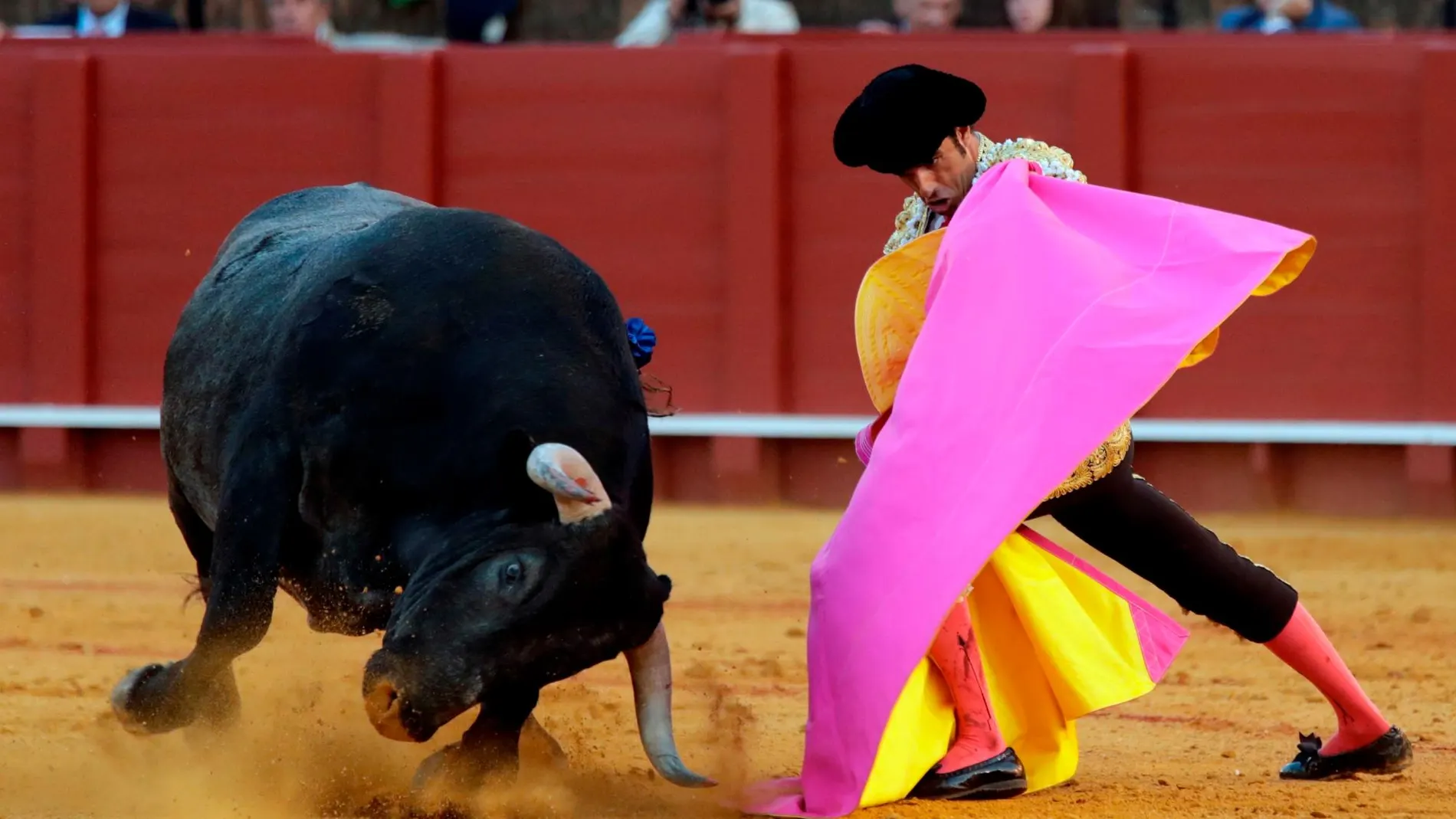 El diestro Emilio de Justo en la faena con el capote a su segundo toro, en la sexta corrida de abono de la Feria de Abril de Sevilla / Efe