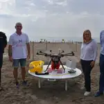  Un dron con salvavidas vigila durante el verano las playas de Fuengirola