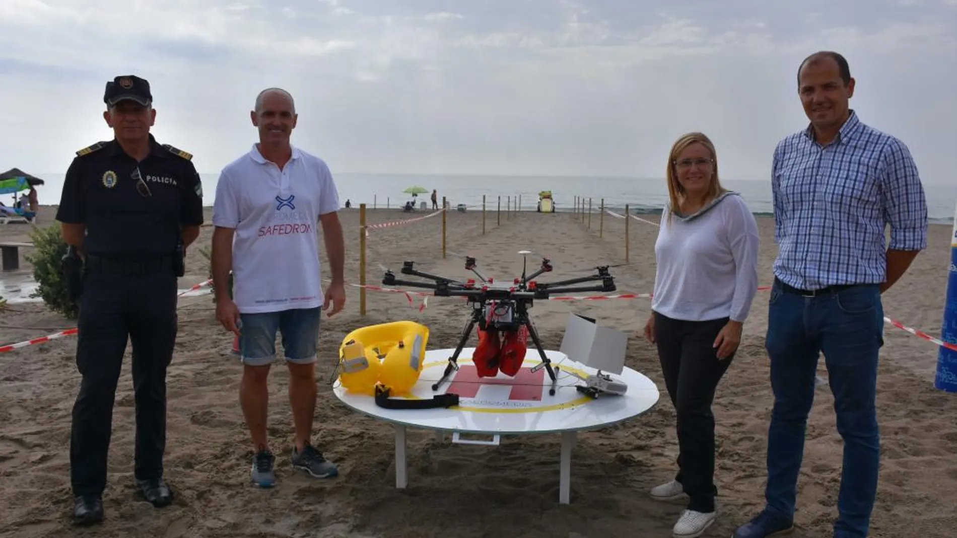 La alcaldesa, Ana Mula, acompañada del edil de Playas, José Sánchez, presentó ayer el sistema