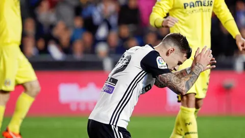 Santi Mina, arrodillado en el césped, se lamenta de una ocasión fallida