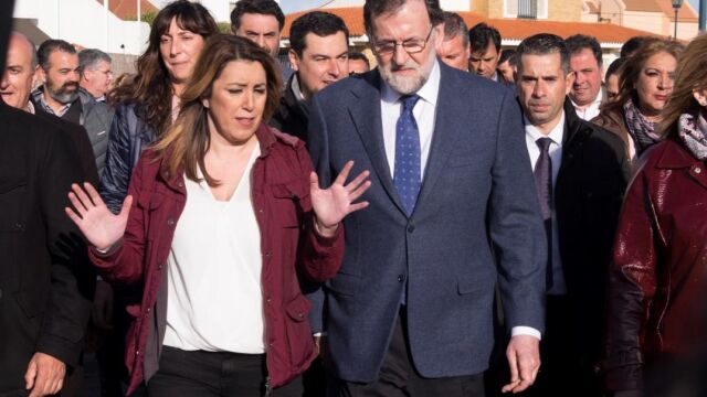 Susana Díaz y Mariano Rajoy, ayer en la playa de La Antilla