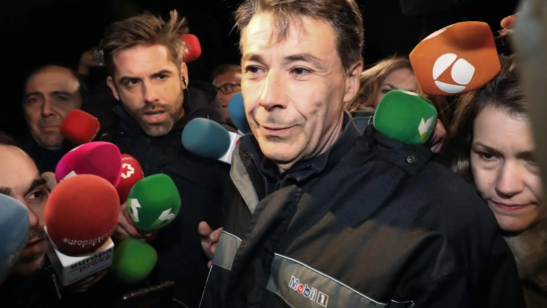 El expresidente de la Comunidad de Madrid Ignacio González (c), rodeado de periodistas, a su salida de la madrileña cárcel de Soto del Real. EFE