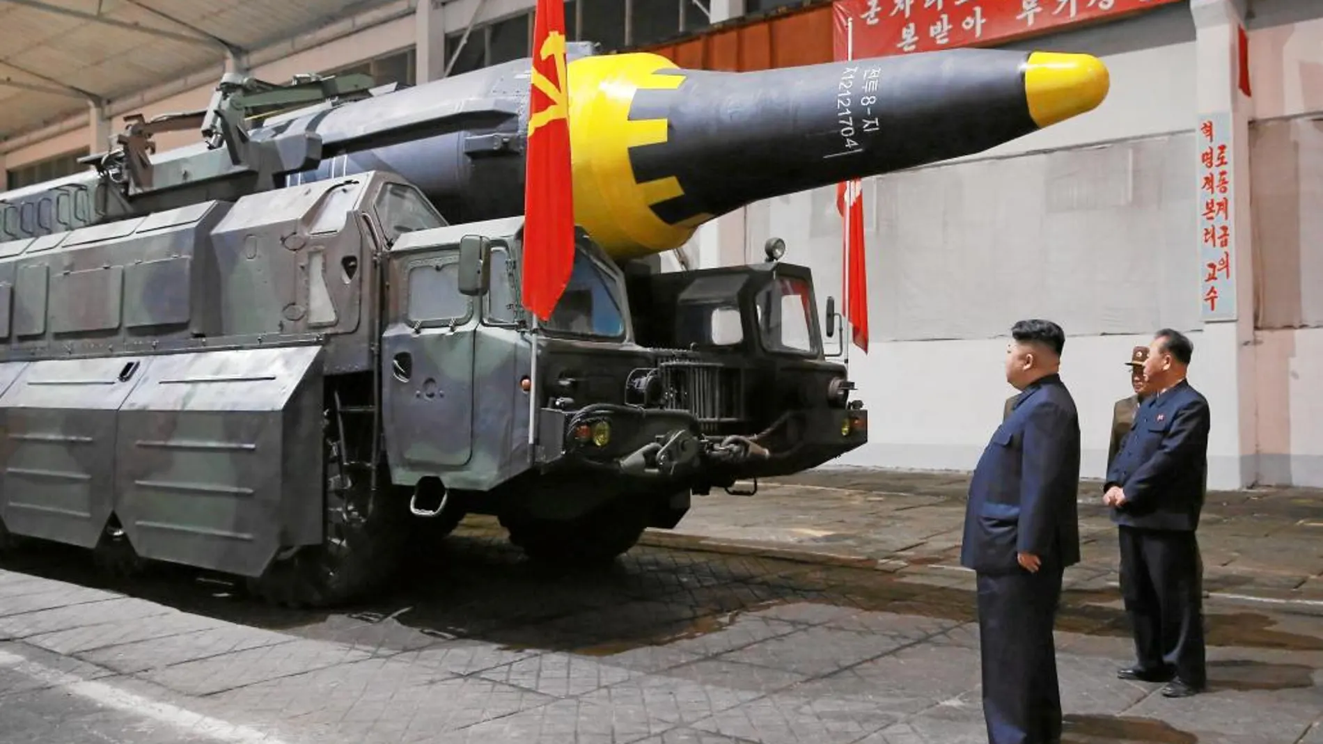 Kim Jong Un supervisa un misil de largo alcance en una fecha sin determinar