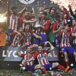 Los jugadores del Atlético, con el trofeo de la Europa League, celebran el trinfu. Ap