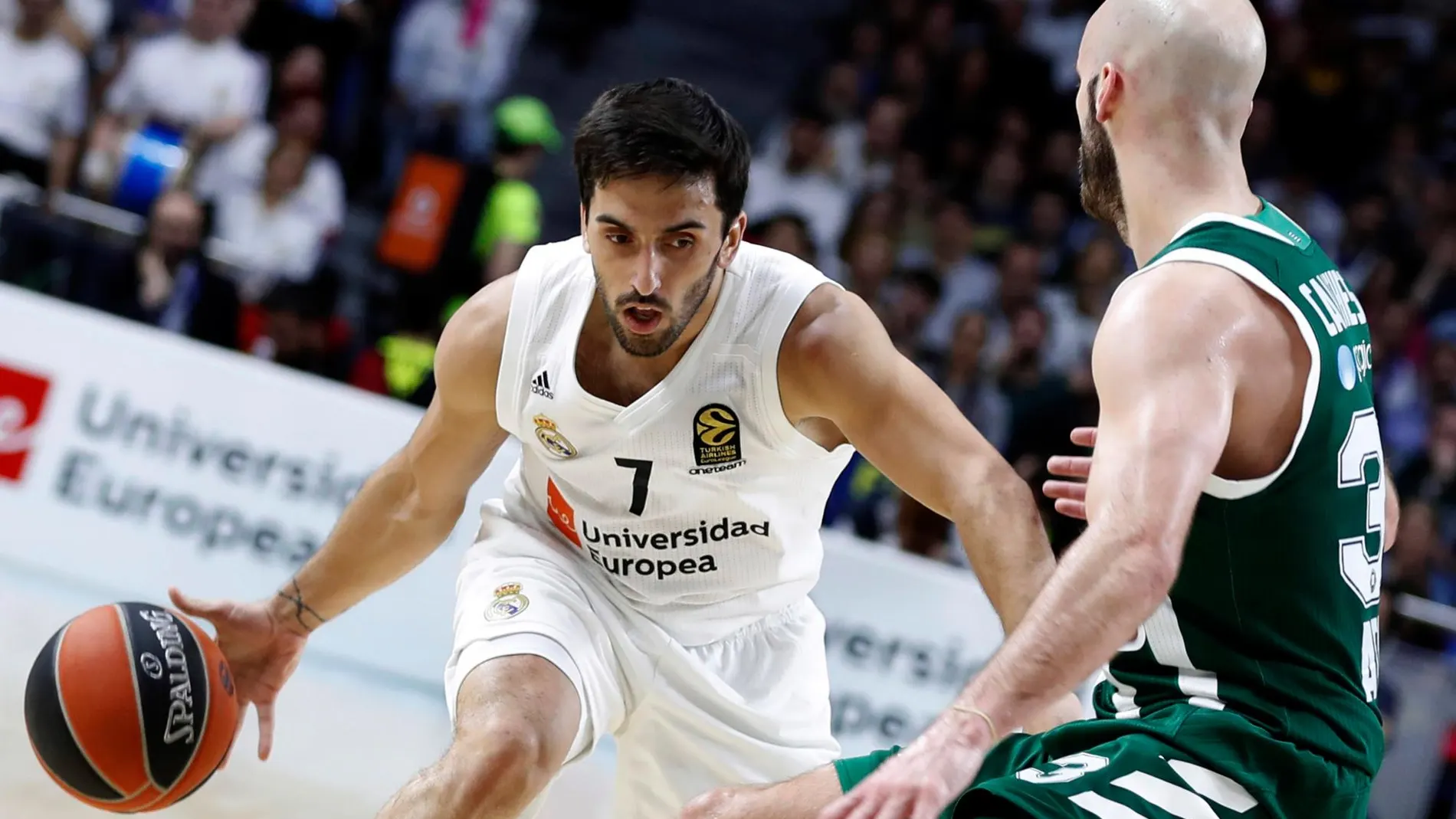 El base argentino del Real Madrid Facundo Campazzo (i) intenta superar a Nick Calathes, del Panathinaikos