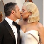 Taylor Kinney y Lady Gaga, en la gala de los premios Óscar 2016
