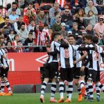 Jugadores del Levante celebran el 1-1 conseguido ante el Girona. EFE/Robin Townsend