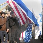 El régimen volvió ayer a sacar a miles de seguidores a las calles. En Mashad, la ciudad donde comenzó la protesta, se quemaron banderas de Estados Unidos