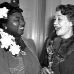 Hattie McDaniel recibe el Oscar de Fay Bainter, en 1939