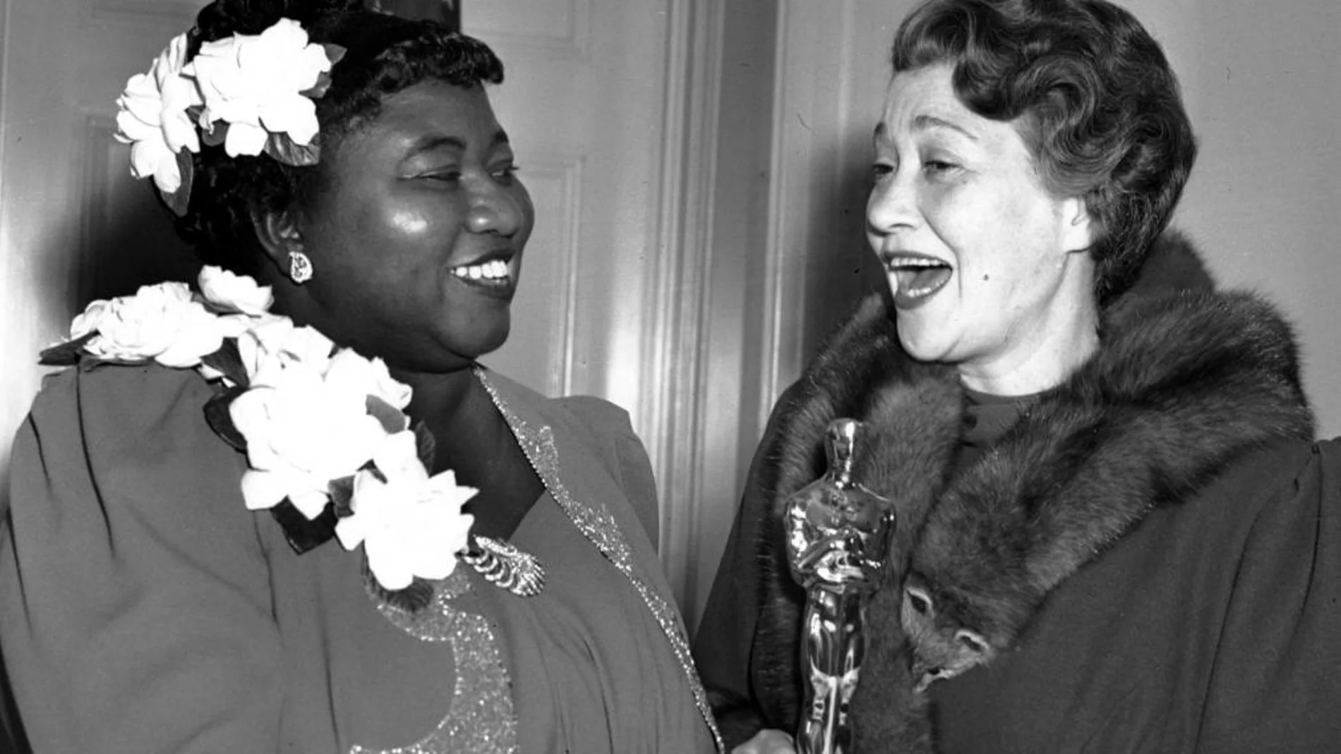 Hattie McDaniel recibe el Oscar de Fay Bainter, en 1939