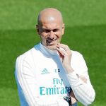 Zidane observa el entrenamiento del Madrid / Efe