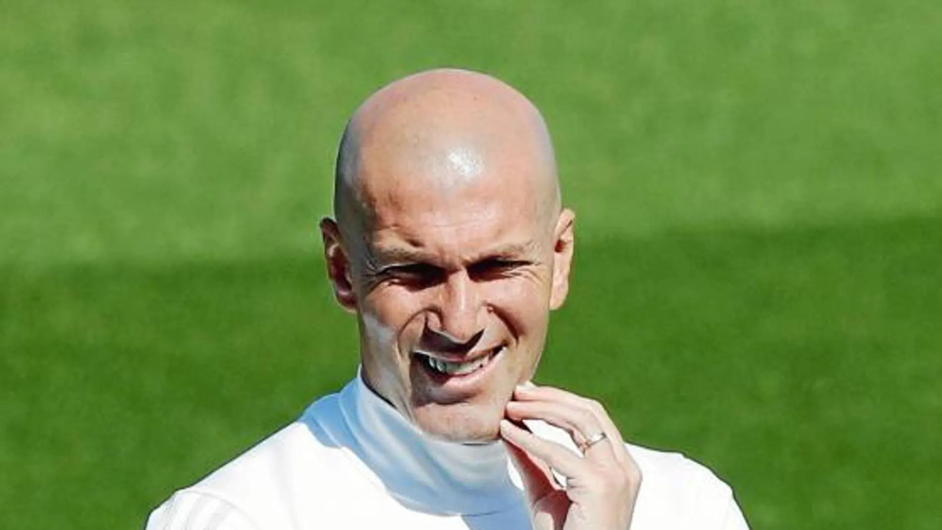 Zidane observa el entrenamiento del Madrid / Efe