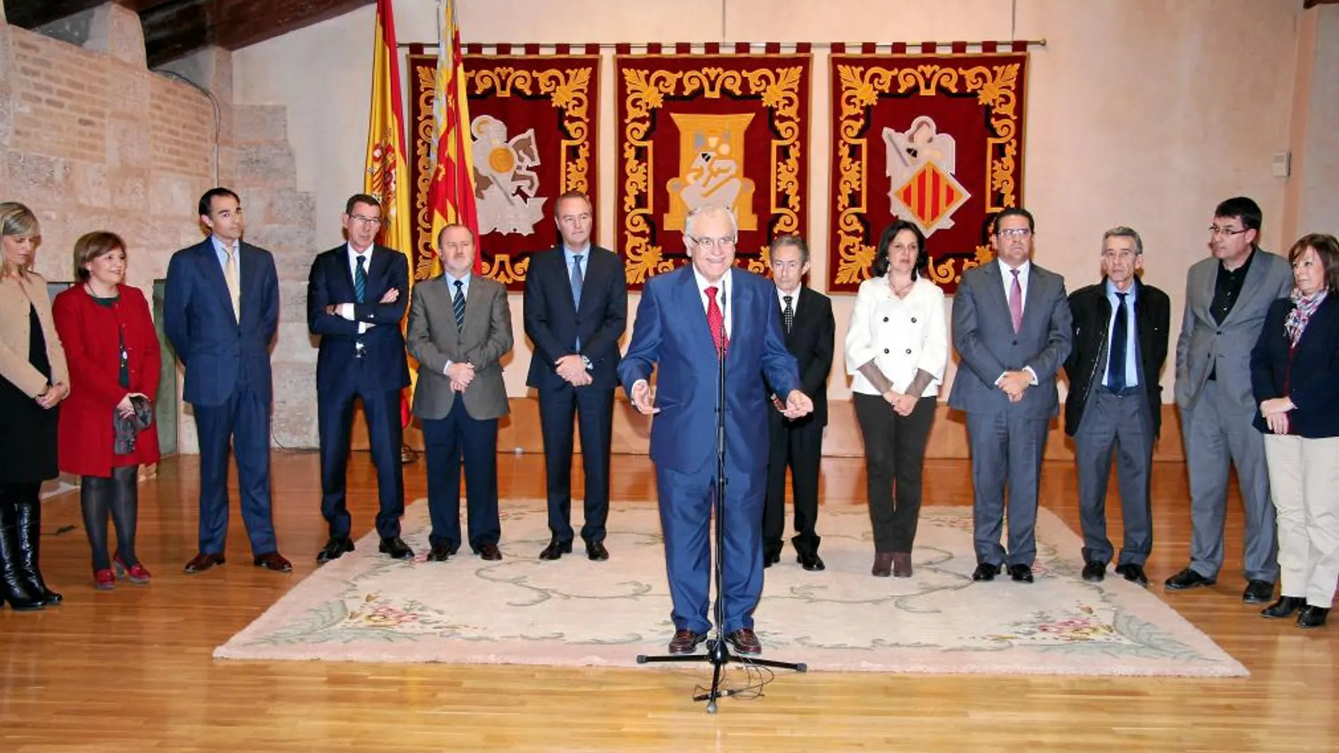 El presidente de Les Corts, Juan Cotino, junto a los síndicos de los grupos, el presidente Fabra y algunos consellers