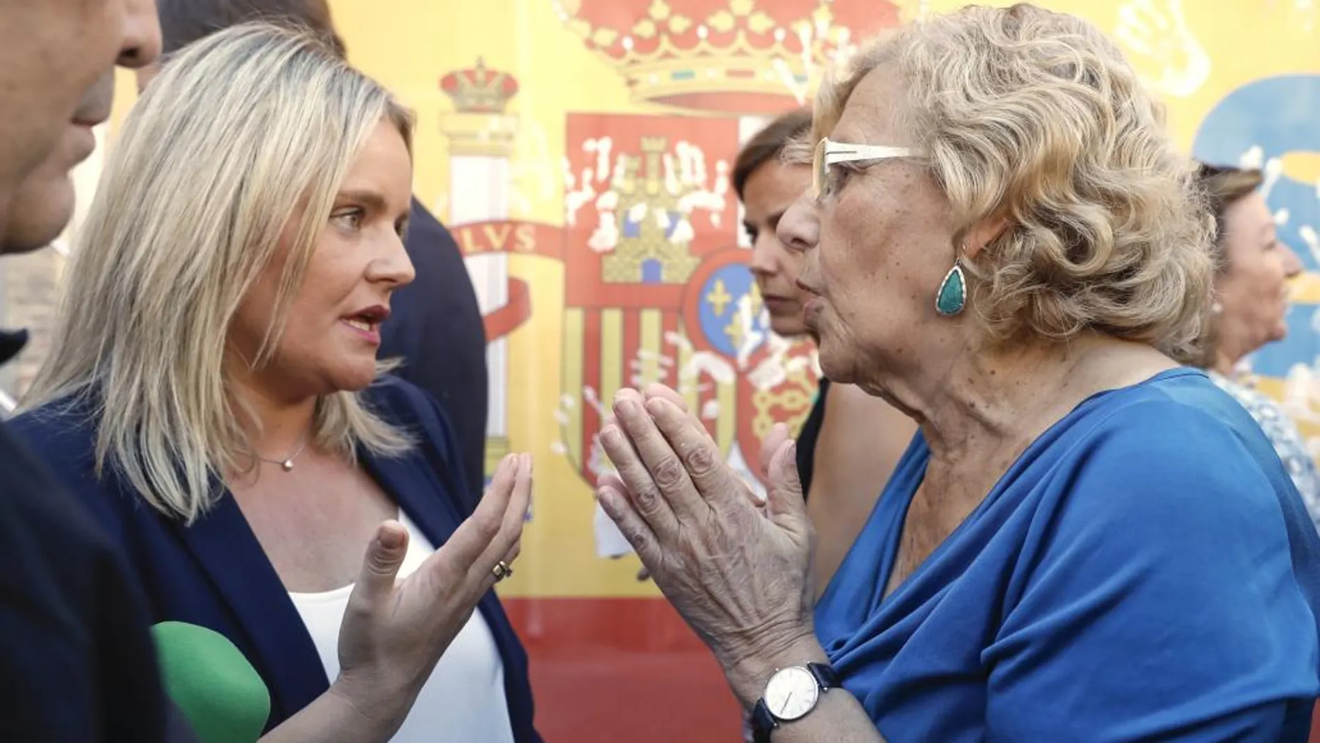 Marimar Blanco (i), presidenta de la Fundación Víctimas del Terrorismo y hermana de Miguel Ángel Blanco, asesinado hace 20 años por ETA, conversa con la alcaldesa de Madrid, Manuela Carmena