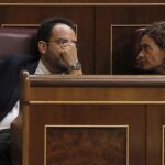 El portavoz del PSOE en el Congreso, Antonio Hernando, conversa con la diputada de su grupo Mertixel Batet