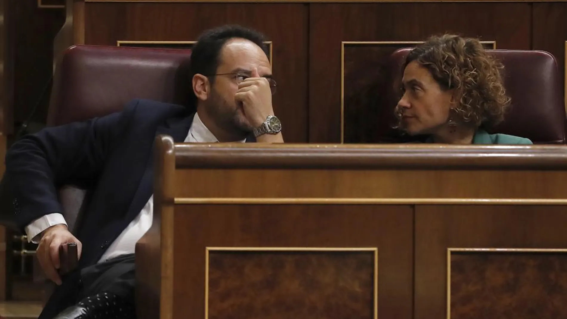 El portavoz del PSOE en el Congreso, Antonio Hernando, conversa con la diputada de su grupo Mertixel Batet