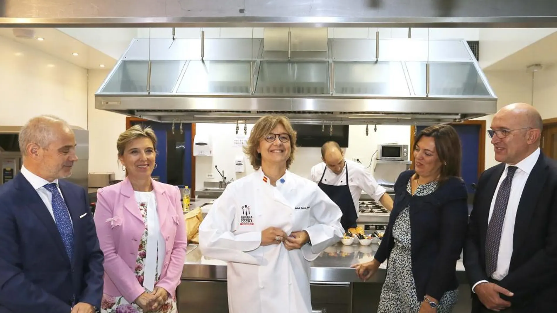 De izquierda a derecha, Caramanzana, María José Salgueiro, García Tejerina, Milagros Marcos y Jesús Julio Carnero, en la Escuela de Cocina de Valladolid