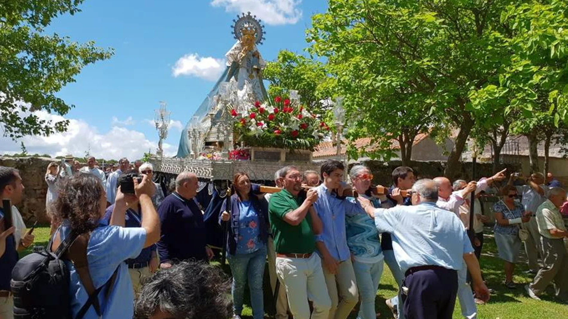 Numerosos fieles abulenses acompañan a la Virgen de Sonsoles, patrona de Ávila, portada a hombros por dieciséis anderos